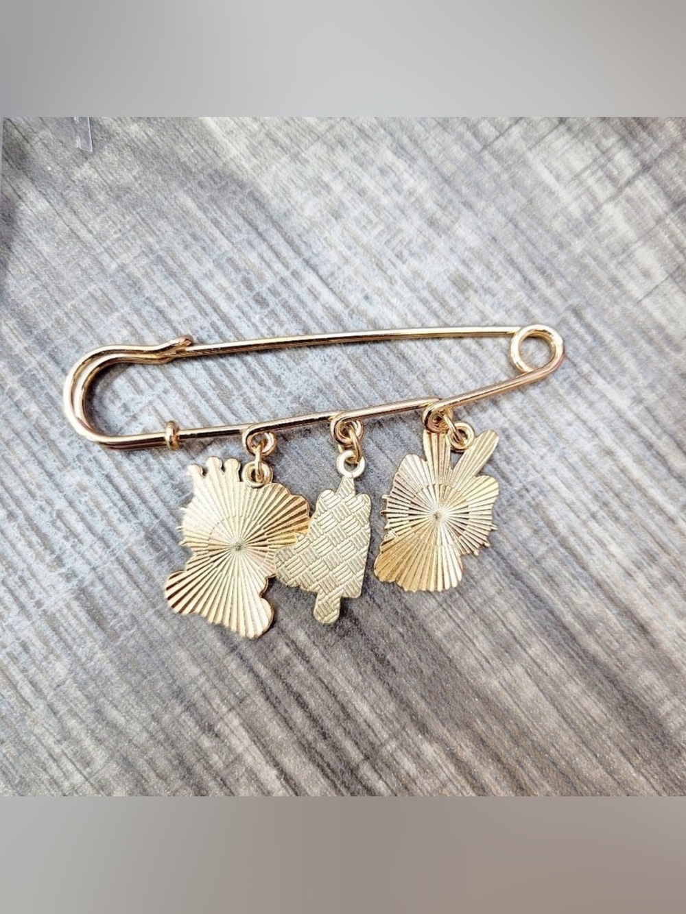 Hello Kitty Gold Pin - Picture 2 of 3
